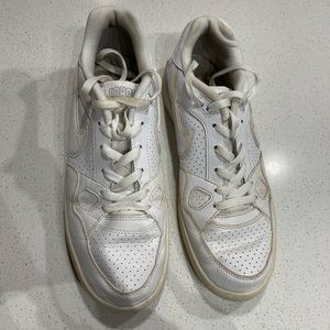 Nike’s, unsure of the model. Men’s 10.5.